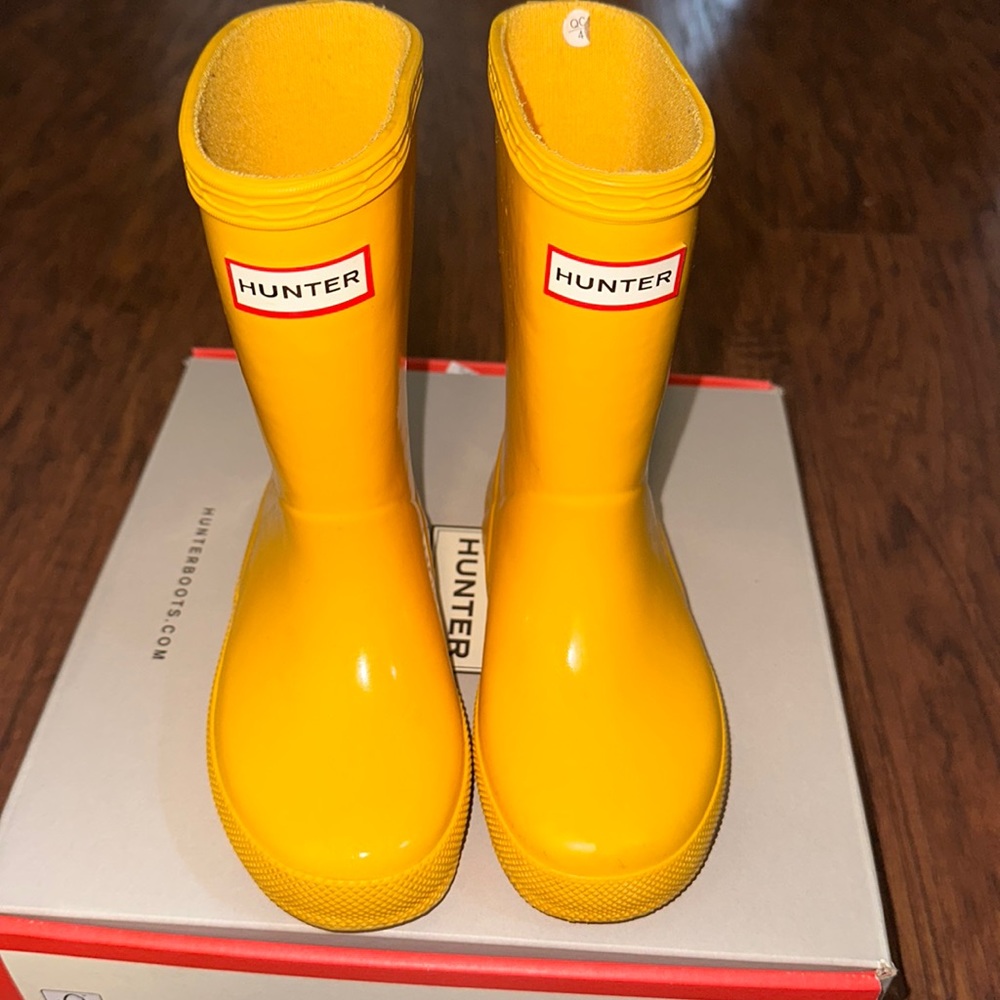 Worn Hunter rain boots yellow size us9